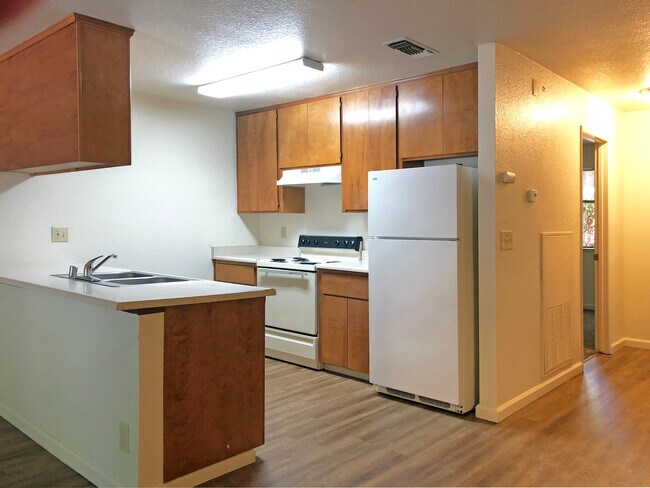 Building Photo - 1212 Sacramento W Ave