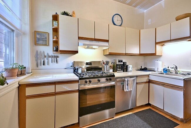 Building Photo - 911 W Dakin St