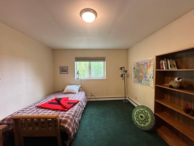 Building Photo - Fully Furnished 3BD/3BA Home with Solar Po...