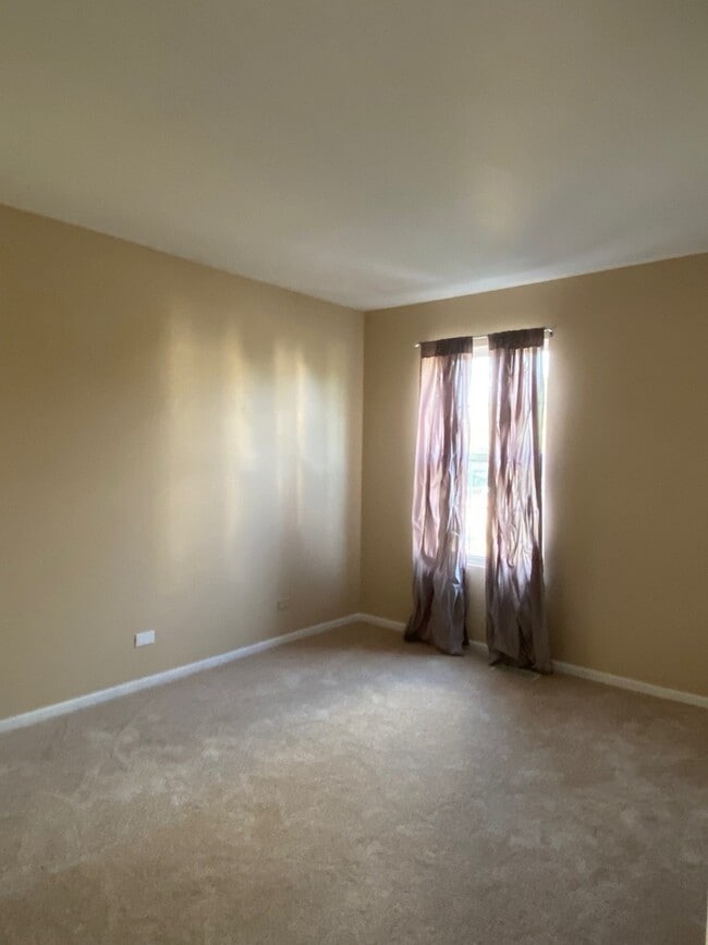 Building Photo - 266 Springbrook Trail S