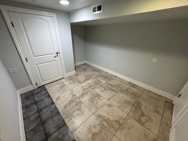 Building Photo - 6438 N Fairfield Ave