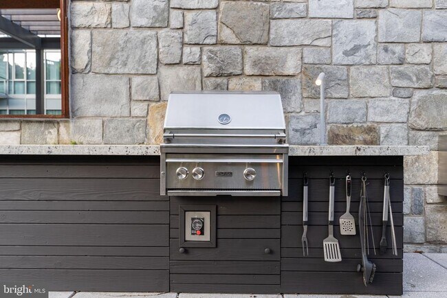 Building Photo - 7887 Jones Branch Dr