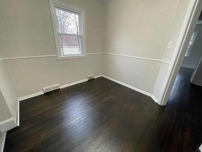 Building Photo - Renovated 2 BR Convenient to Battleground