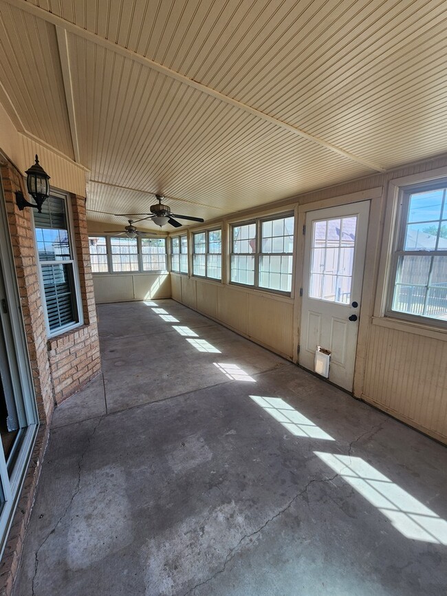 Building Photo - 3 bed 2 bath 2 car garage, move in ready!