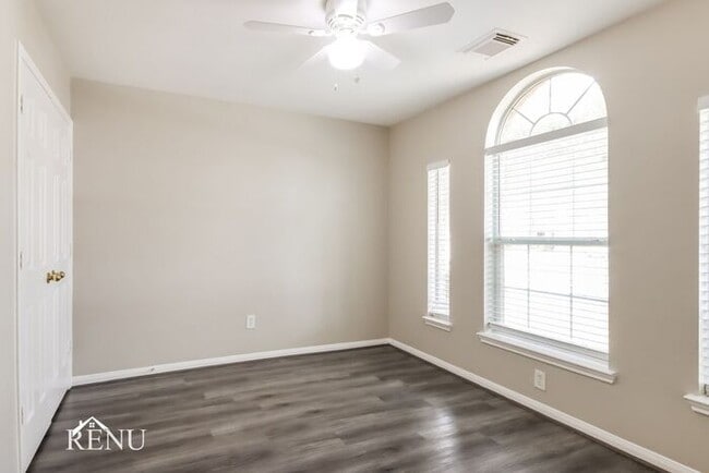 Building Photo - 4002 Old Pine Grove Dr