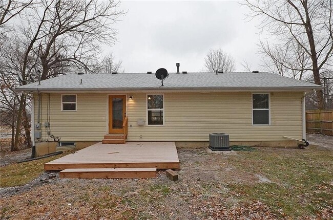 Building Photo - 6130 NE Vivion Rd