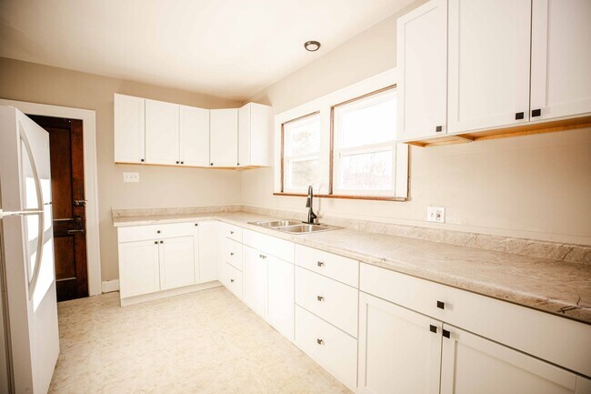 Building Photo - 1452 Rollins Rd