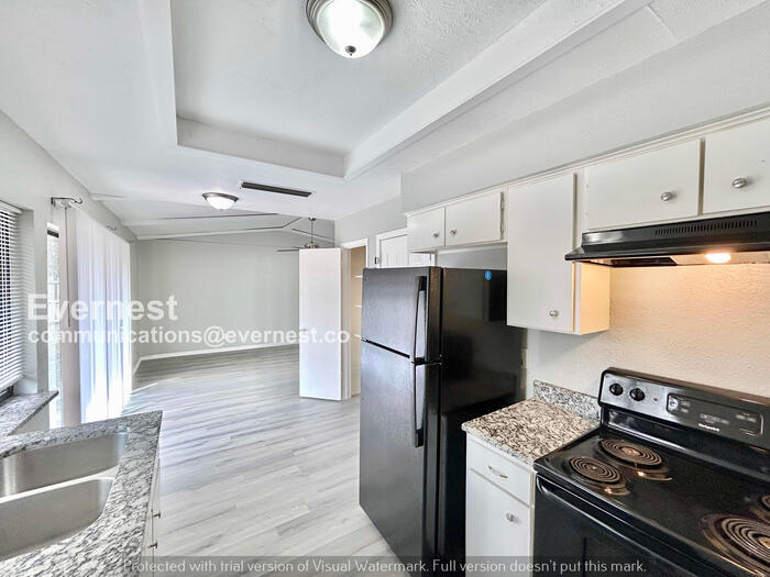 Building Photo - 415 Southlake Dr