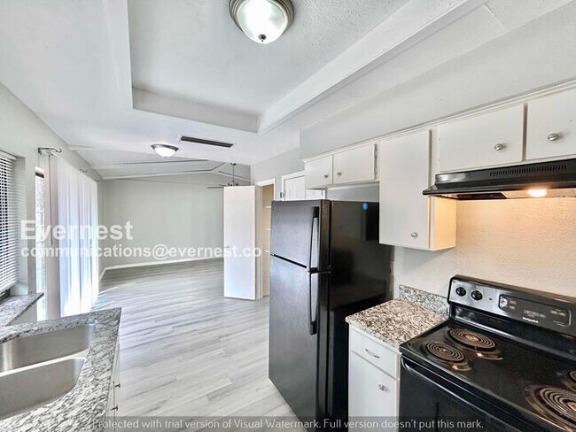 Building Photo - 3 Bed, 2 Bath Home with Fenced Yard & Garage / Pet-Friendly / Available Now!