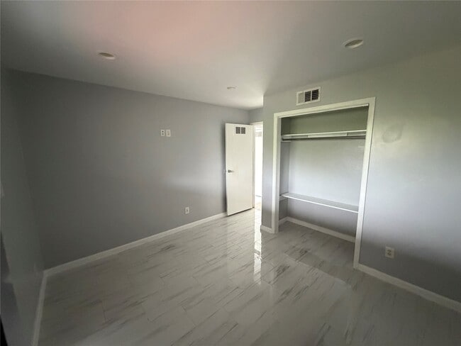 Building Photo - 10110 Forum W Dr