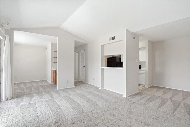 Building Photo - 2025 Augusta Dr