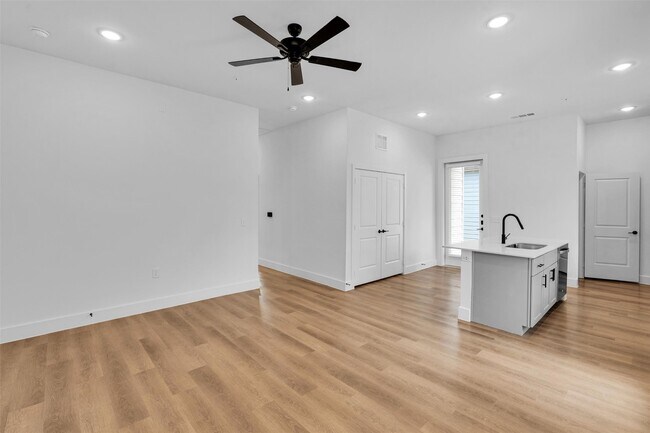 Building Photo - 1305 Provident Dr