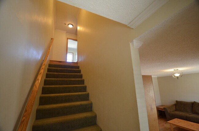 Building Photo - On Bus Route! 2bed/2.5 Bath, Sunny Town House! Fresh paint!