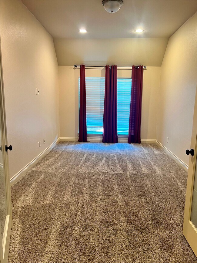 Building Photo - 2801 Field Hollow Dr