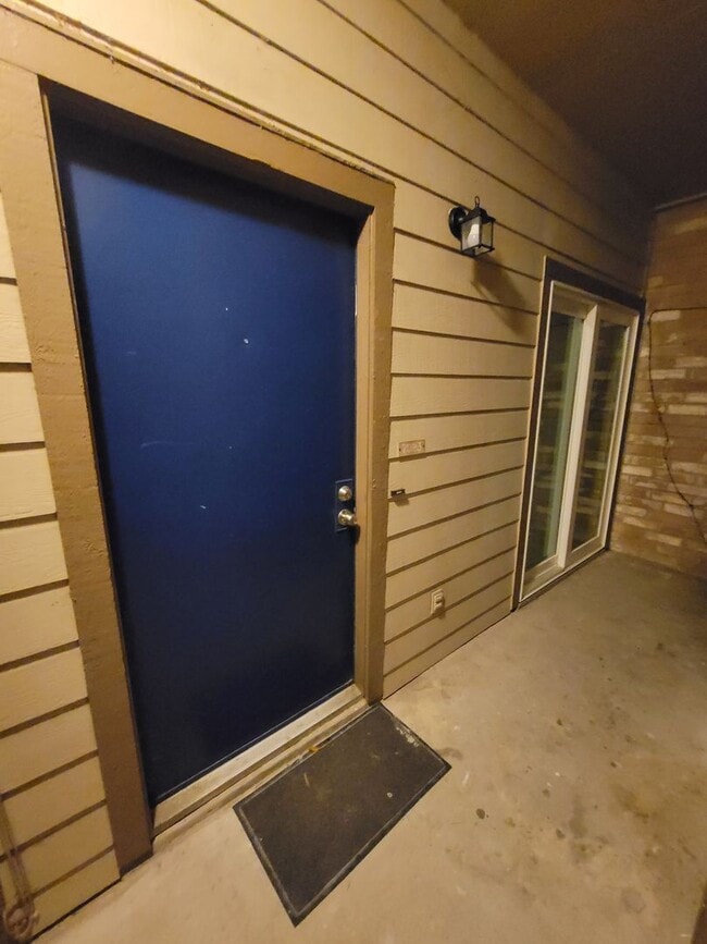 Building Photo - 7093 N Holiday Dr