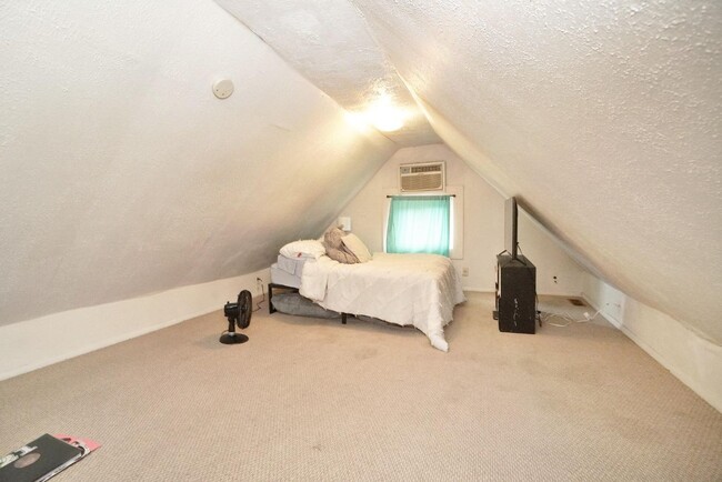 Building Photo - Awesome 4 Bed/ 2 Full Bath on Fairview Min...