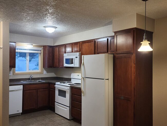 Building Photo - $1,000.00  OFF  1ST  FULL  MONTH'S  RENT   Pet-friendly Townhouse Near Parks and Downtown Newberg