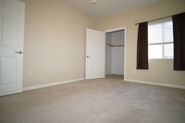Building Photo - 3 bedroom, 2 bathroom condo with great flo...