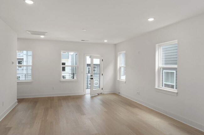 Building Photo - 550 Markham St