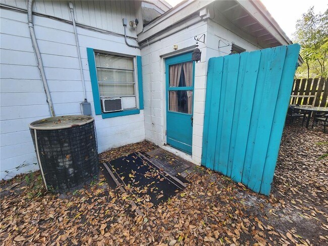 Building Photo - 1030 NE 9th St