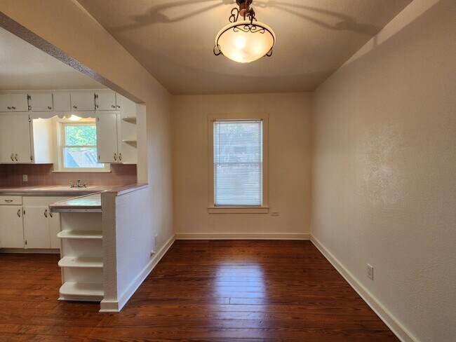 Building Photo - Craftsman Style House Walking Distance to ...