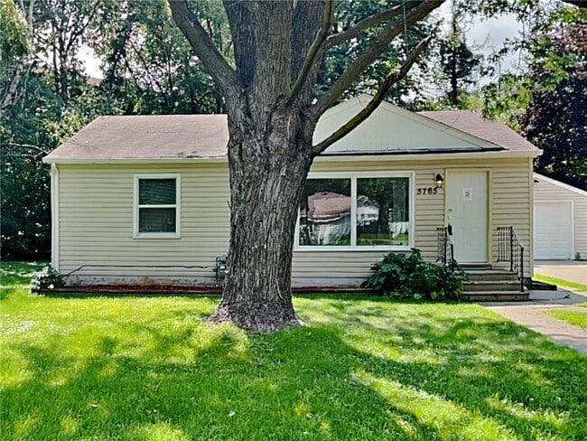 Primary Photo - 5765 W Broadway