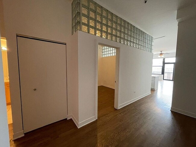 Building Photo - "Spacious 3-Bed, 2-Bath Gem in Chicago's Heart – 1205 Sq Ft of Modern Living!"