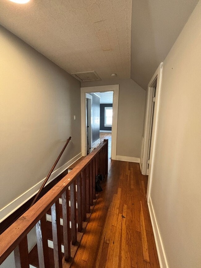 Building Photo - 312 S Valentine St