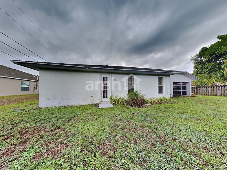 Building Photo - 1118 SW Del Rio Blvd