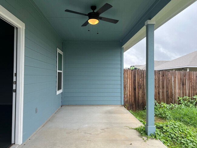Building Photo - Luxury 3/2 Duplex in Seguin, Texas