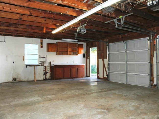 Building Photo - 103 6th St