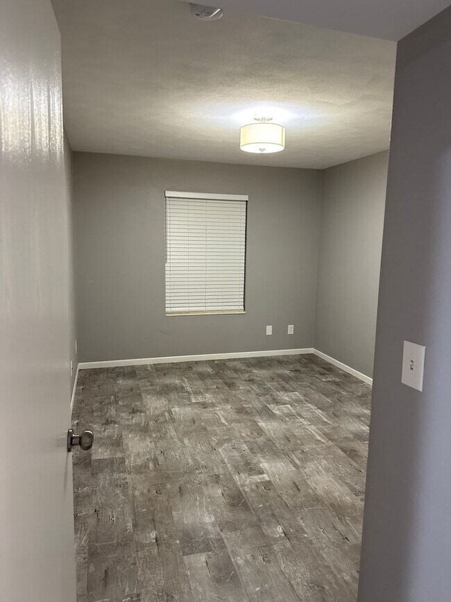 Building Photo - 921 Minns Dr