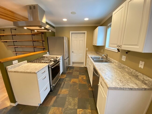 Building Photo - Beautiful 3 Bedroom Home with Custom Touches!