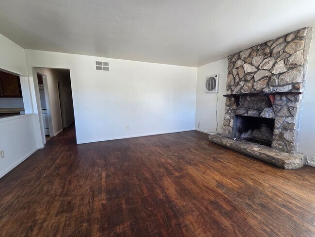 Building Photo - Newly available