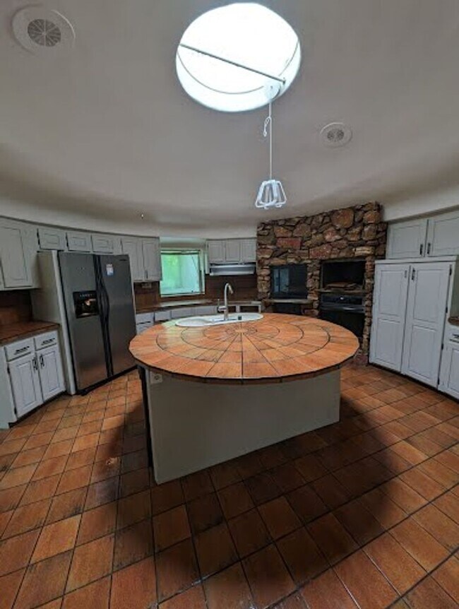 Building Photo - Large Underground House with indoor pool n...