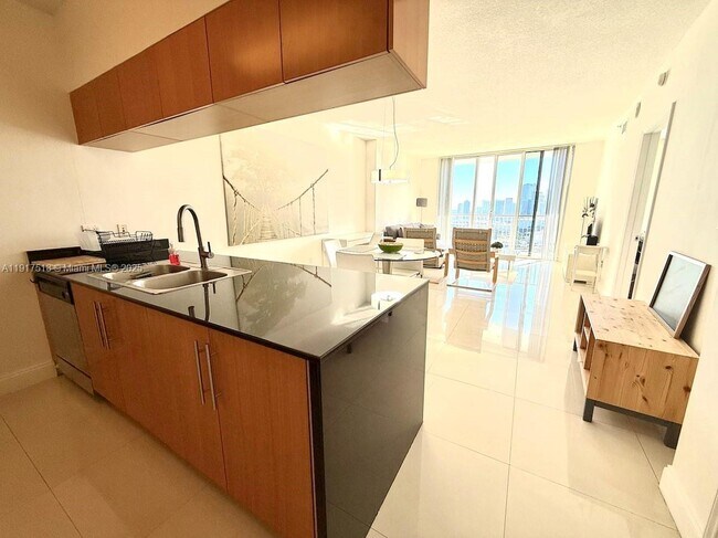 Building Photo - 1750 N Bayshore Dr