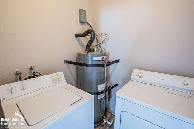 Building Photo - Beautifully Updated 2Bdm 1Ba Unit in a Gat...