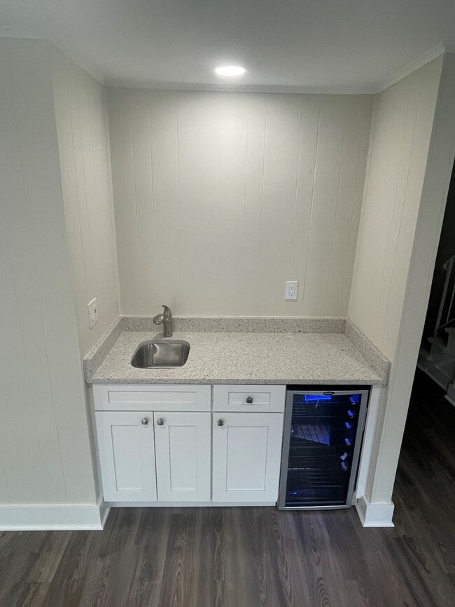 Building Photo - BEAUTIFLLY UPDATED TOWNHOME