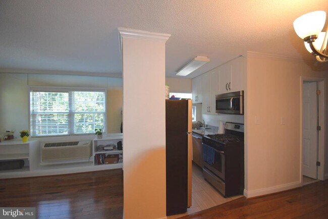 Building Photo - 2241 Farrington Ave