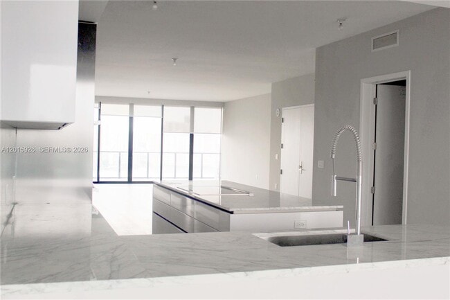 Building Photo - 5000 Island Estates Dr