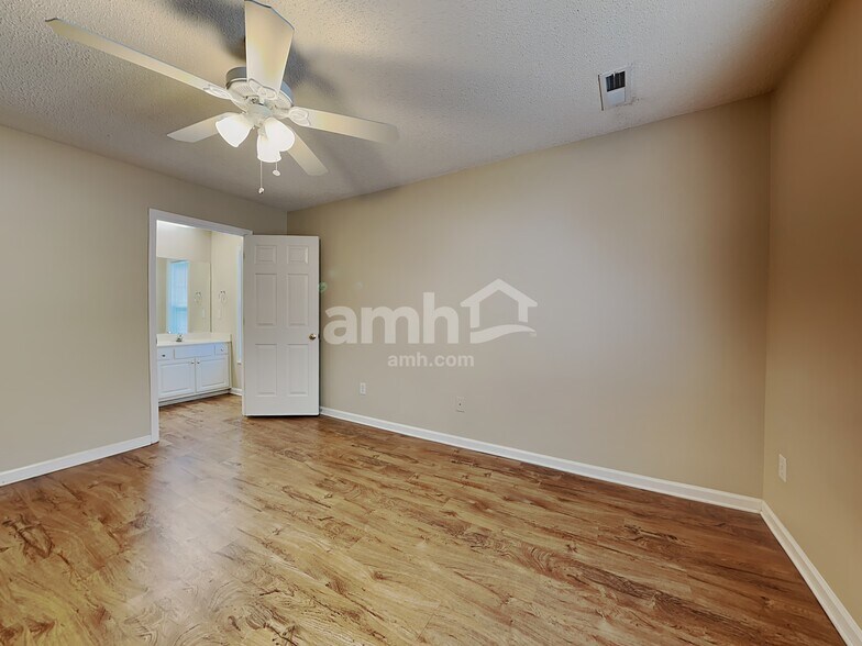 Building Photo - 160 Charlotte Ct