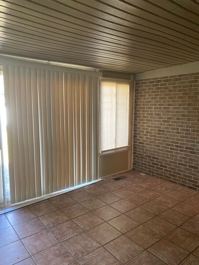 Building Photo - 3 Bedroom 3 Bath Brick Ranch