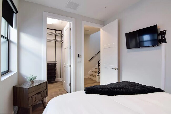 Building Photo - 1332 W Gray St