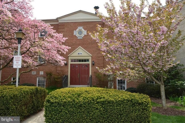 Building Photo - 854 College Pky