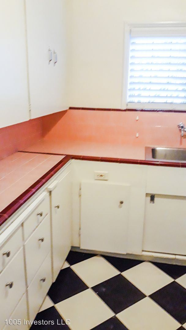 Building Photo - 1005 E Roy St