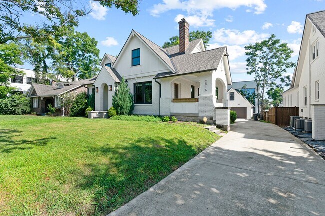 Building Photo - 2016 Sweetbriar Ave