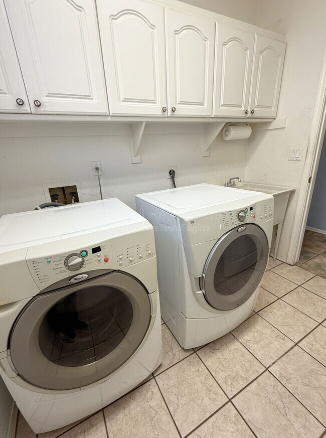 Building Photo - 9786 S La Rosa Dr