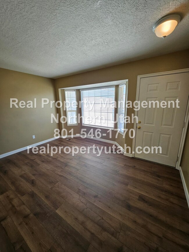 Building Photo - Stunning 4 Bedroom 3 Bath Syracuse Home