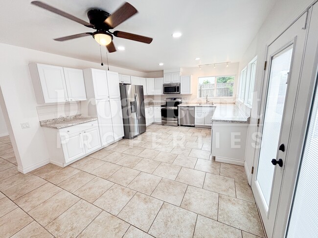 Building Photo - 581 Glenheather Dr
