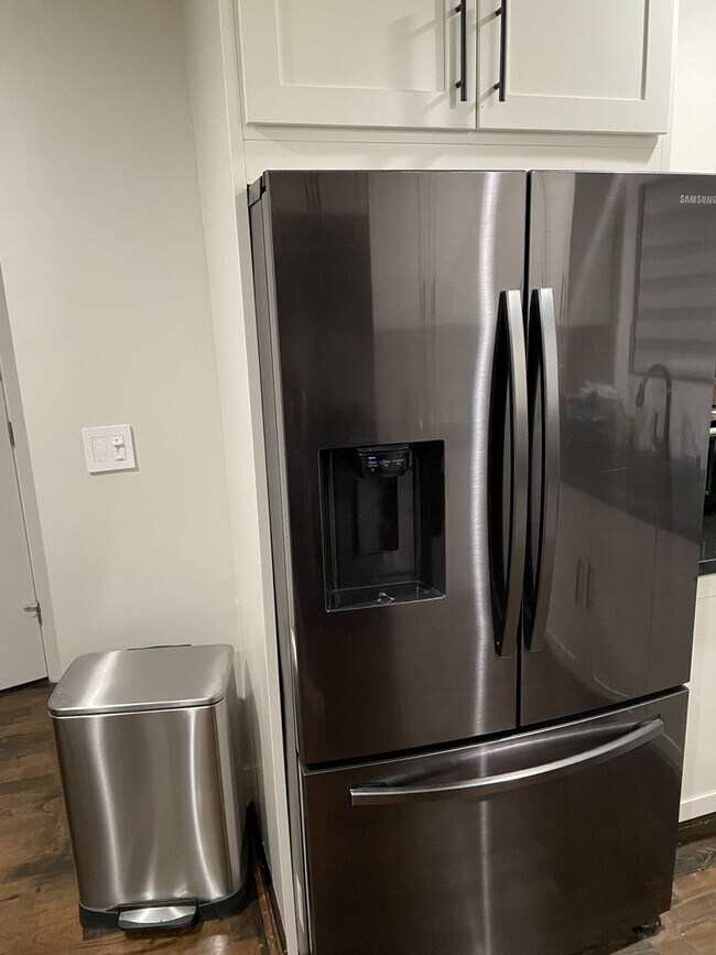 Building Photo - Modern Three Level 2 Bedroom/2 Bath Condo Loft Available Now!